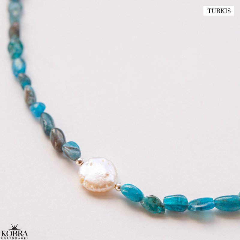 "Arya" smukke forskelligfarvet stenhalskder med hvid ferskvandsperle