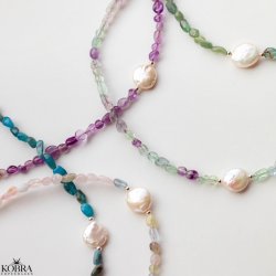 "Arya" smukke forskelligfarvet stenhalskder med hvid ferskvandsperle