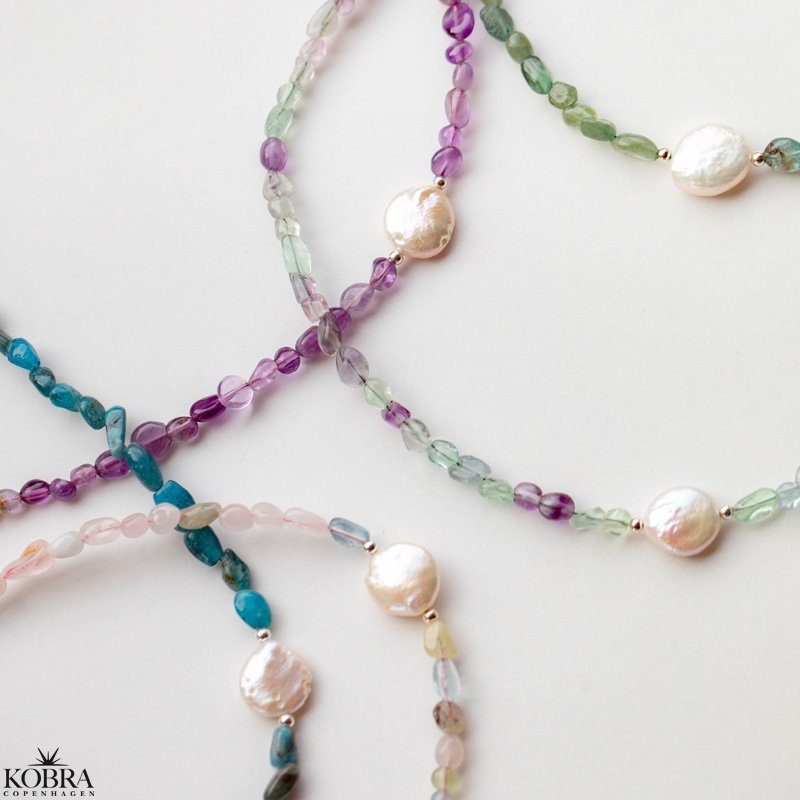 "Arya" smukke forskelligfarvet stenhalskder med hvid ferskvandsperle