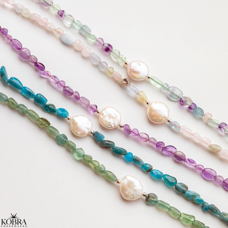 "Arya" smukke forskelligfarvet stenhalskder med hvid ferskvandsperle