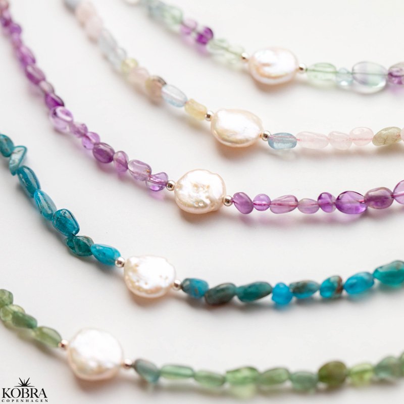 "Arya" smukke forskelligfarvet stenhalskder med hvid ferskvandsperle