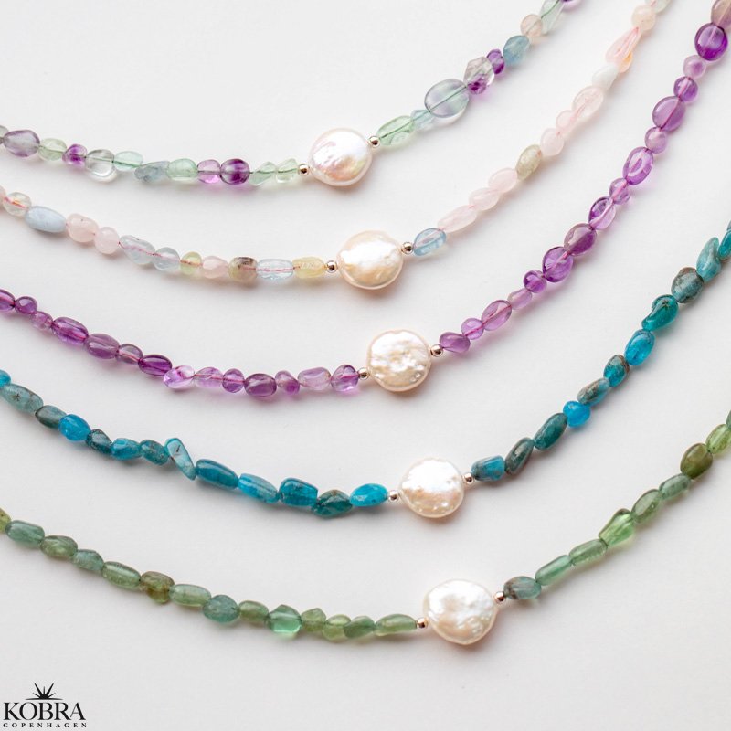 "Arya" smukke forskelligfarvet stenhalskder med hvid ferskvandsperle