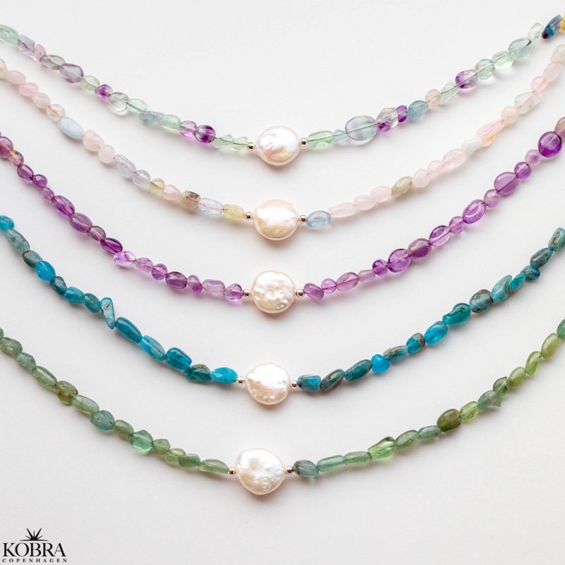 "Arya" smukke forskelligfarvet stenhalskder med hvid ferskvandsperle