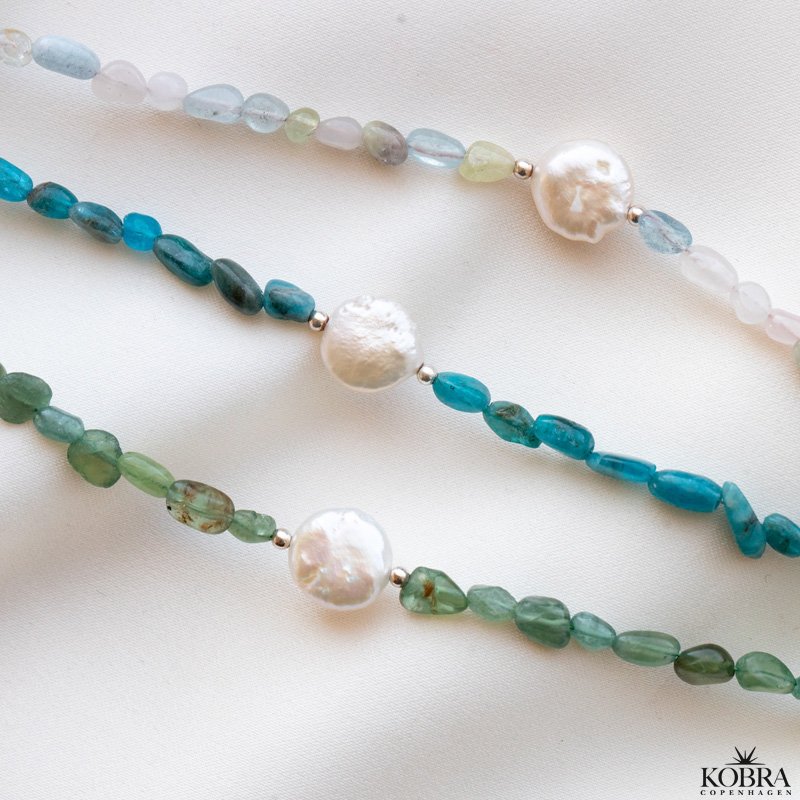 "Arya" smukke forskelligfarvet stenhalskder med hvid ferskvandsperle