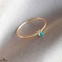 "Aurora" fin gullring med liten bl stein