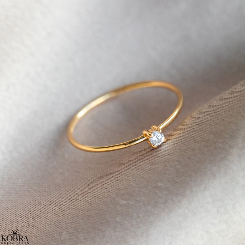 "Aurora" fin guld ring med lille hvid sten