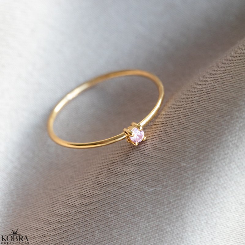 "Aurora" fin guld ring med lille pink sten