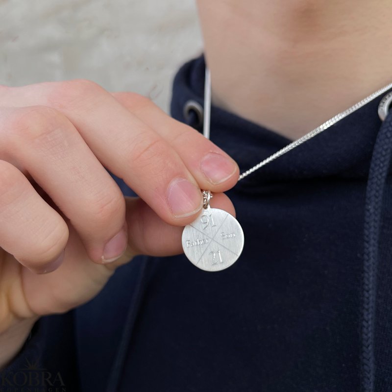 "Axton" ID tag halskde i slv med kryds gravering til mnd 