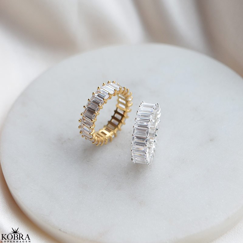 "Krystal" Eternity slv ring med baguette sten