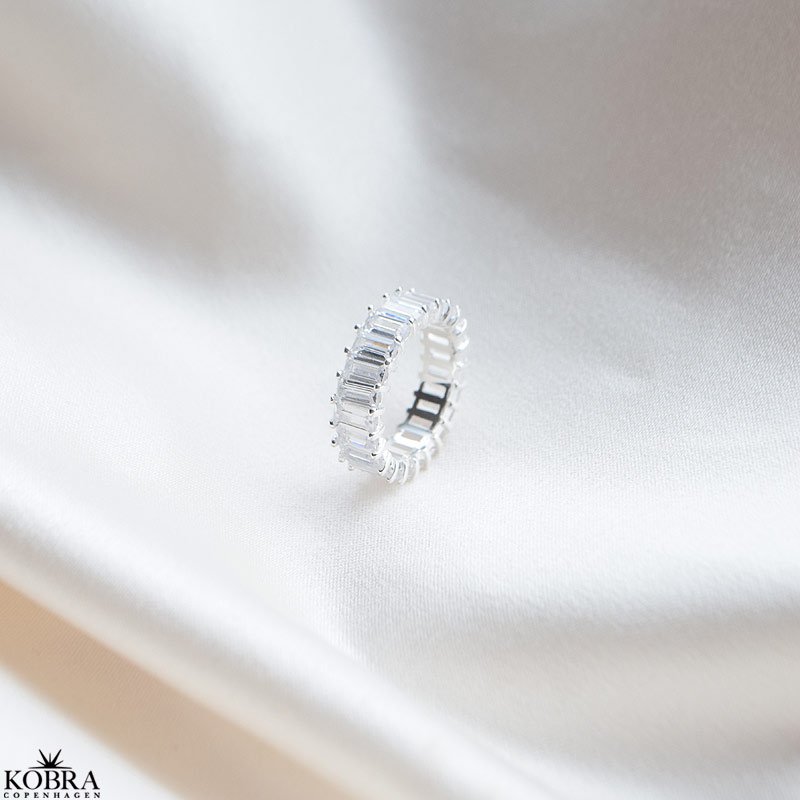 "Krystal" Eternity slv ring med baguette sten