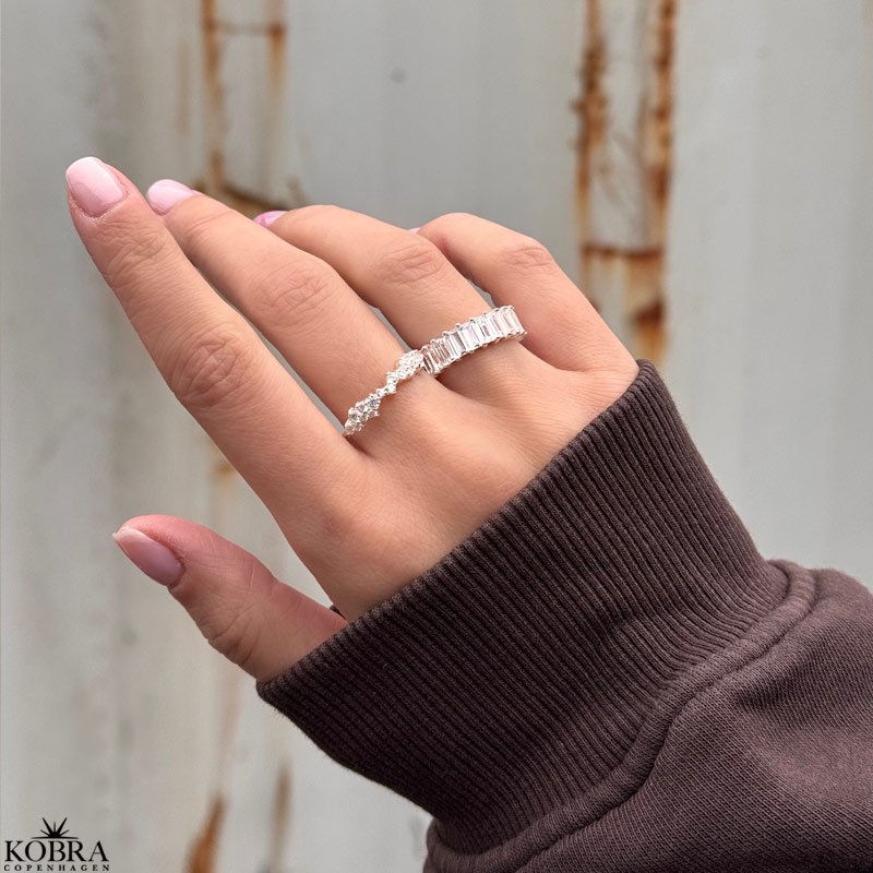 "Krystal" Eternity slv ring med baguette sten