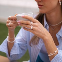 "Madalina" stor s�lv ring med 3 sten i hammersl�et design