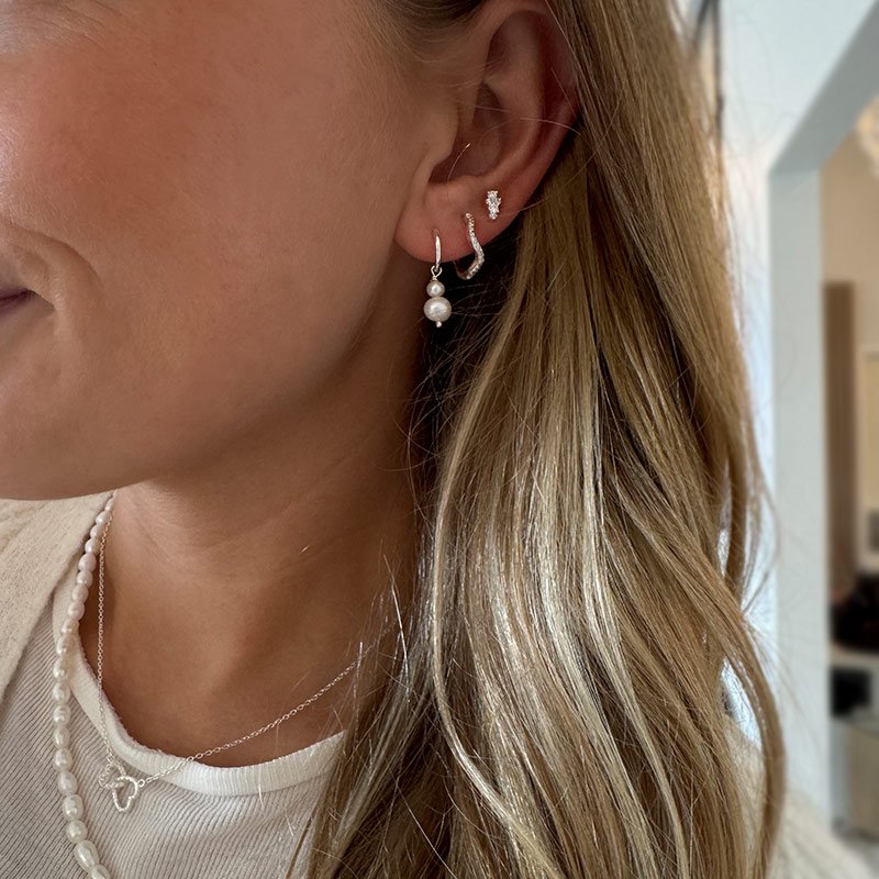 "Lake" Silver wavy hoops with white zirconia
