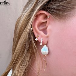 "Creek" store hvide ferskvandsperler med curvy reringe i guld