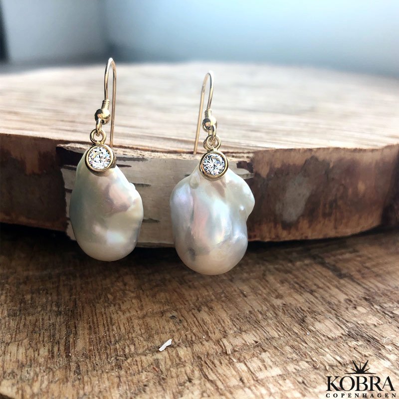 "Maggie" store ferskvandsperler øreringe med hvide sten 18 karat forgyldte