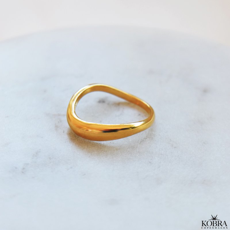 "Bay" bølget ring i guld