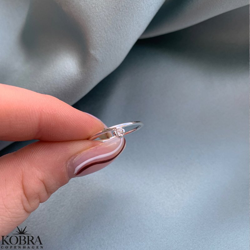"Becca" simpel slv ring med lille hvid sten