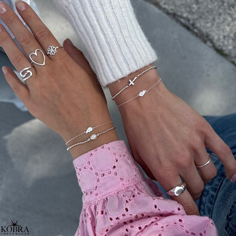 "Bestie" armbnd i slv  Hjertearmbnd med hammerslet finish til veninder