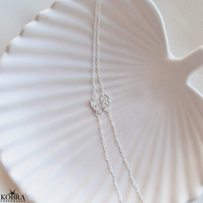 "Bestie" armbnd i slv  Hjertearmbnd med hammerslet finish til veninder