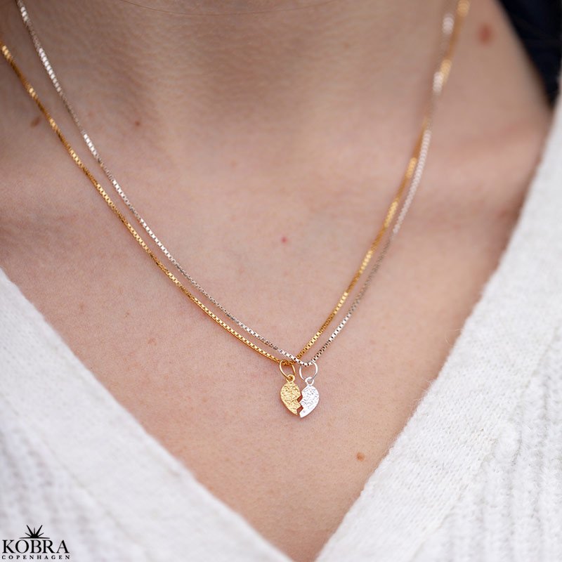"Bestie" vennekjede med 2-delt hjerteanheng i slv- &amp; gullbelagt