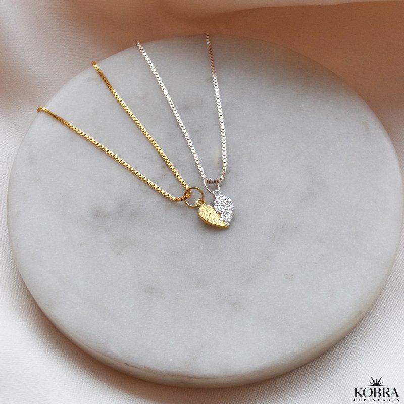 "Bestie" vennekjede med 2-delt hjerteanheng i slv- &amp; gullbelagt