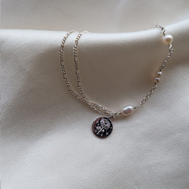 "Birth Flower" handgjort silverarmband med �kta s�tvattensp�rlor