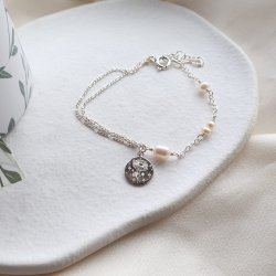 "Birth Flower" handgjort silverarmband med �kta s�tvattensp�rlor