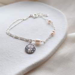 "Birth Flower" handgjort silverarmband med �kta s�tvattensp�rlor