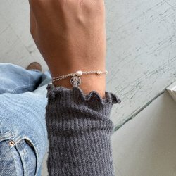 "Birth Flower" handgjort silverarmband med �kta s�tvattensp�rlor