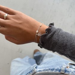"Birth Flower" handgjort silverarmband med �kta s�tvattensp�rlor