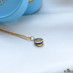 Bl� studenterhue, guld halsk�de med personlig gravering