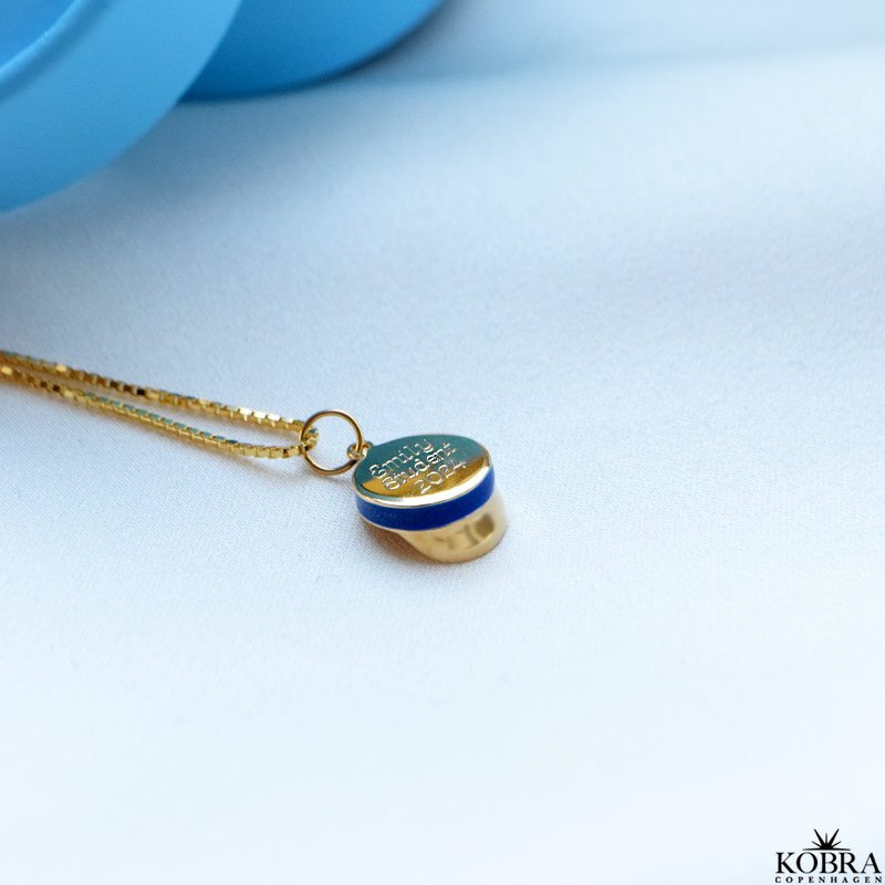 Bl� studenterhue, guld halsk�de med personlig gravering