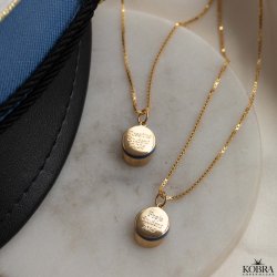 Bl� studenterhue, guld halsk�de med personlig gravering