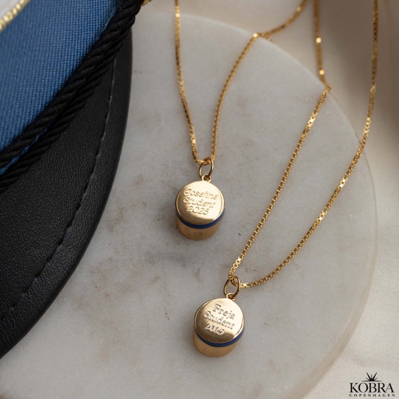 Bl� studenterhue, guld halsk�de med personlig gravering