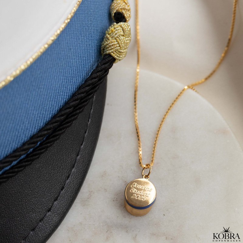 Bl� studenterhue, guld halsk�de med personlig gravering
