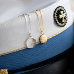 Bl� studenterhue, guld halsk�de med personlig gravering