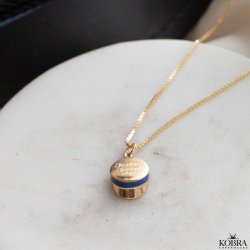 Bl� studenterhue, guld halsk�de med personlig gravering