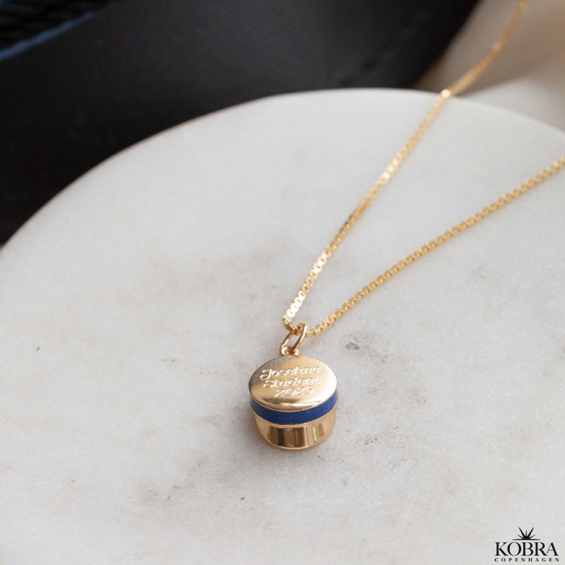 Bl� studenterhue, guld halsk�de med personlig gravering