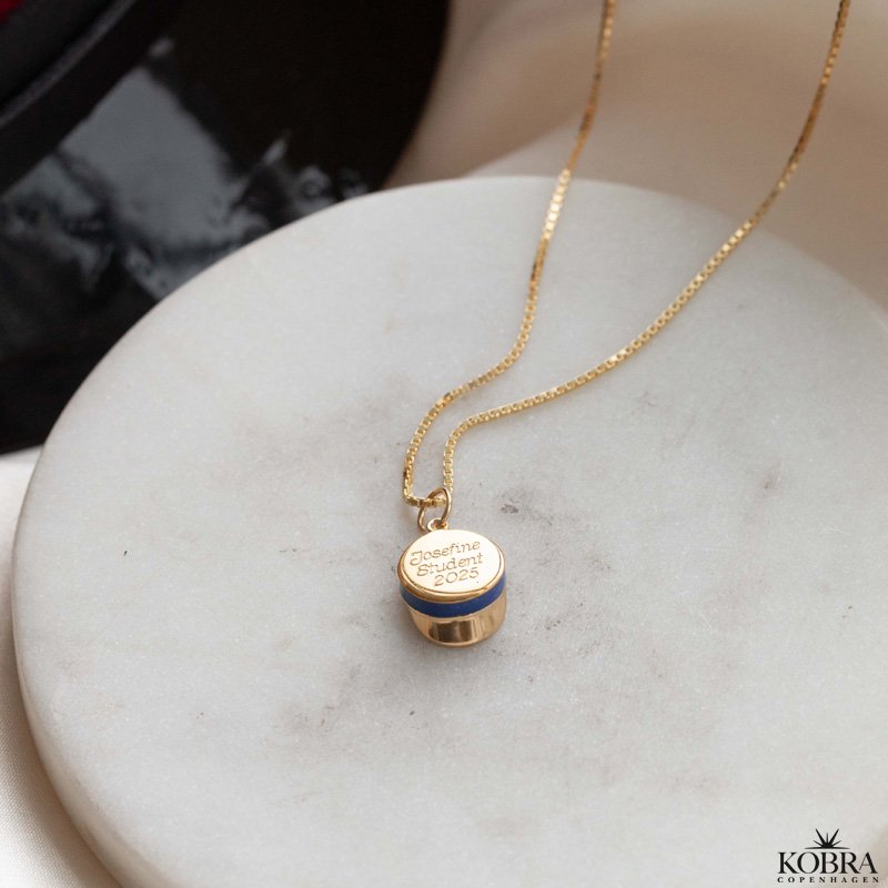 Bl� studenterhue, guld halsk�de med personlig gravering