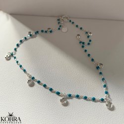 "Blue" ankelkde med bl/turkis perler og hvide sten