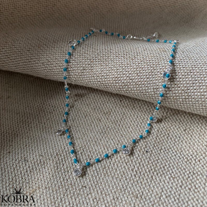 "Blue" ankelkde med bl/turkis perler og hvide sten