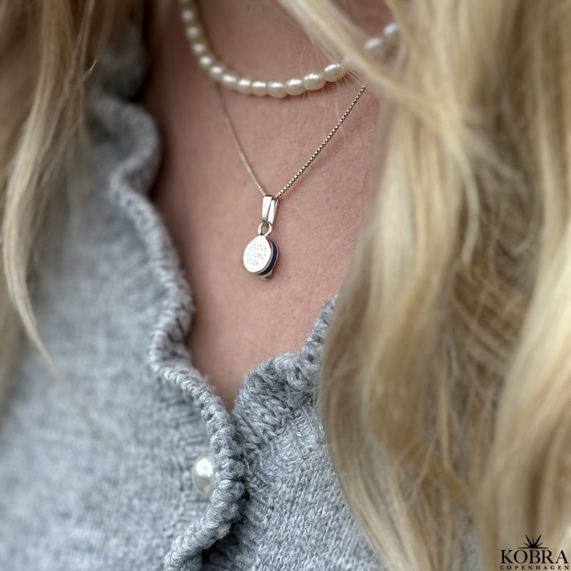 Bl� studenterhue, s�lv halsk�de med mulighed for personlig gravering