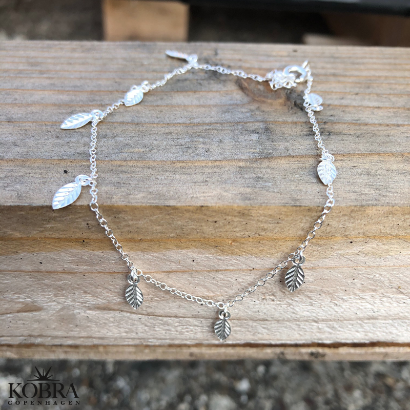 "Hoja" slv ankelkde med sm blad vedhng