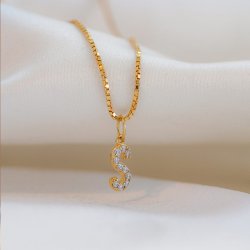 "Alias" halsk�de i 18k forgyldt sterling s�lv med personligt bogstav