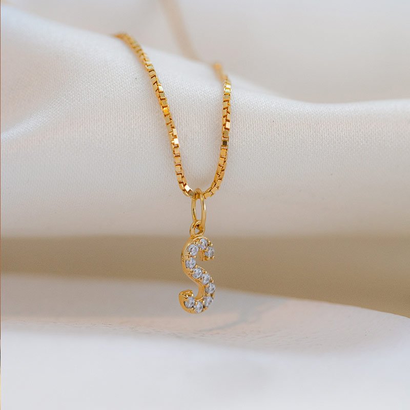 "Alias" halsk�de i 18k forgyldt sterling s�lv med personligt bogstav