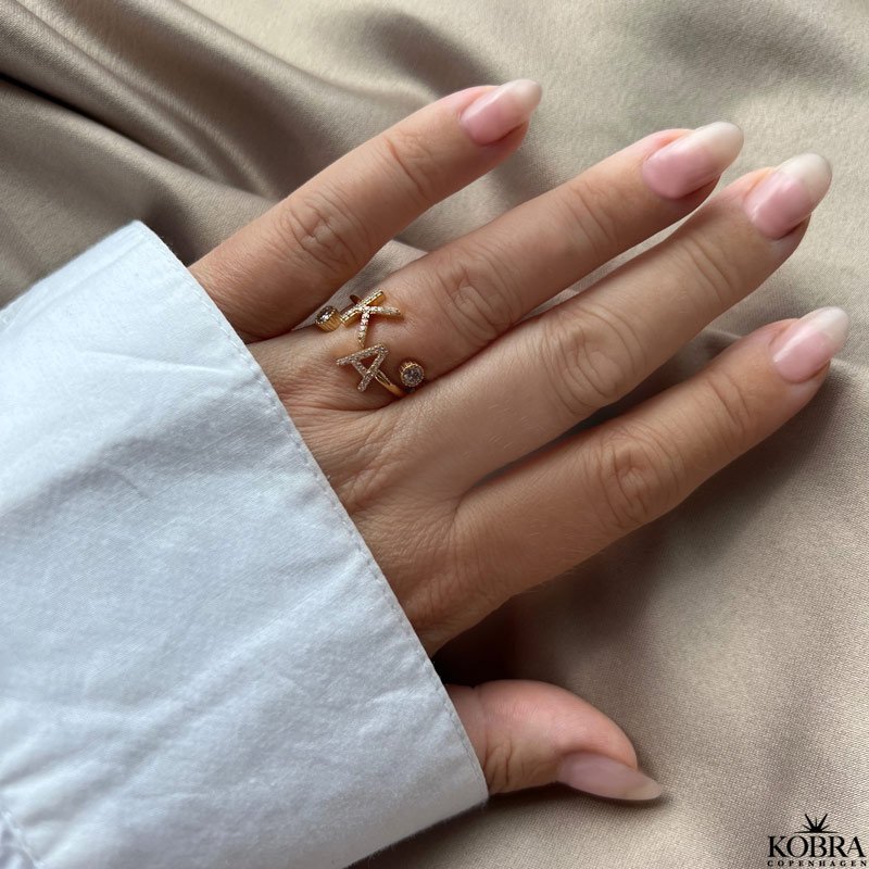 "Zoey" Bogstav ring i 18 karat forgyldt med hvide sten