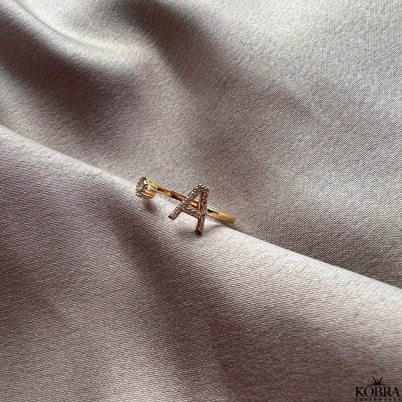 "Zoey" Bogstav ring i 18 karat forgyldt med hvide sten