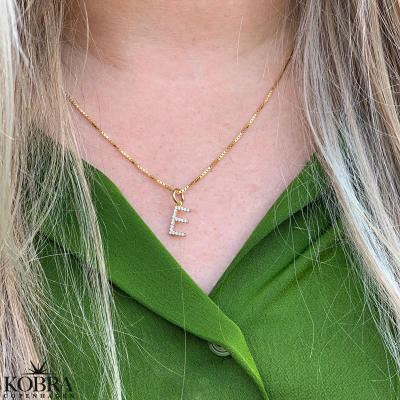"Zoey" bogstav halskęde i guld med hvide sten
