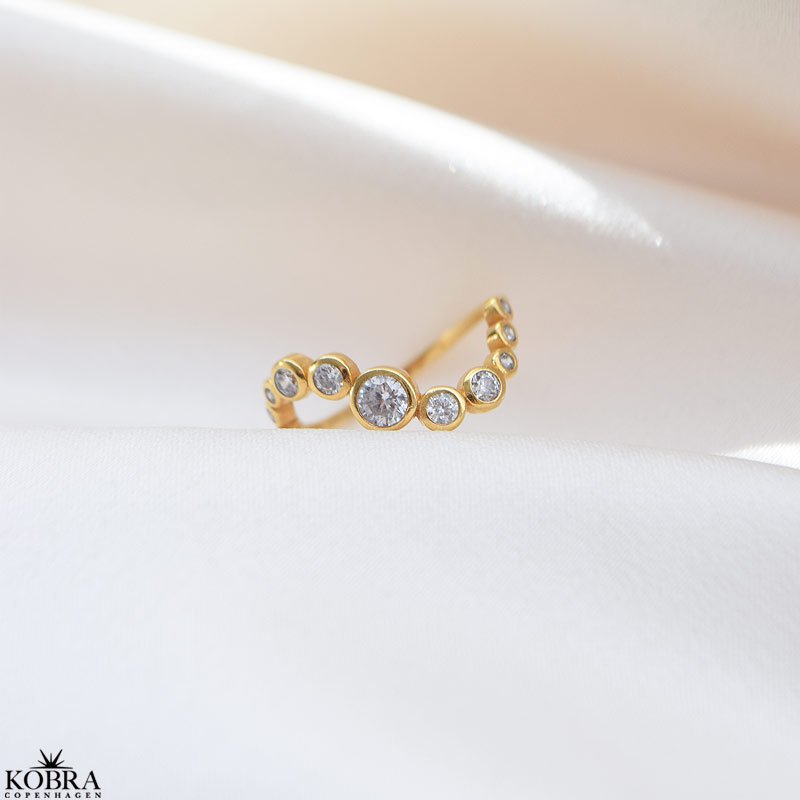 "Solenne" 18 karat forgyldt blget ring med hvide sten