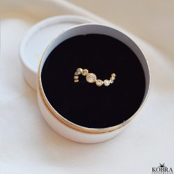 "Solenne" 18 karat forgyldt blget ring med hvide sten